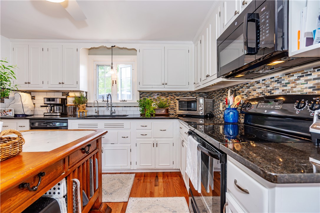 Warwick, Rhode Island 02888, United States, 3 Bedrooms Bedrooms, ,1 BathroomBathrooms,Residential,Pending,186205