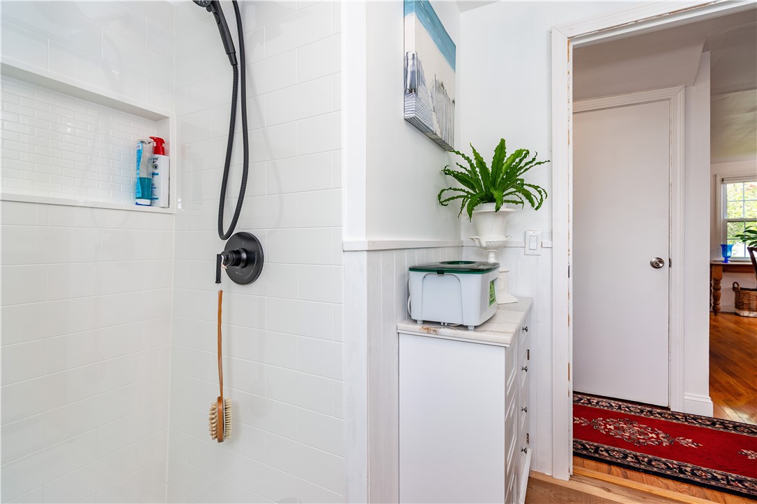 Warwick, Rhode Island 02888, United States, 3 Bedrooms Bedrooms, ,1 BathroomBathrooms,Residential,Pending,186205