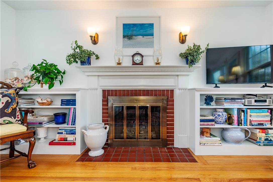 Warwick, Rhode Island 02888, United States, 3 Bedrooms Bedrooms, ,1 BathroomBathrooms,Residential,Pending,186205