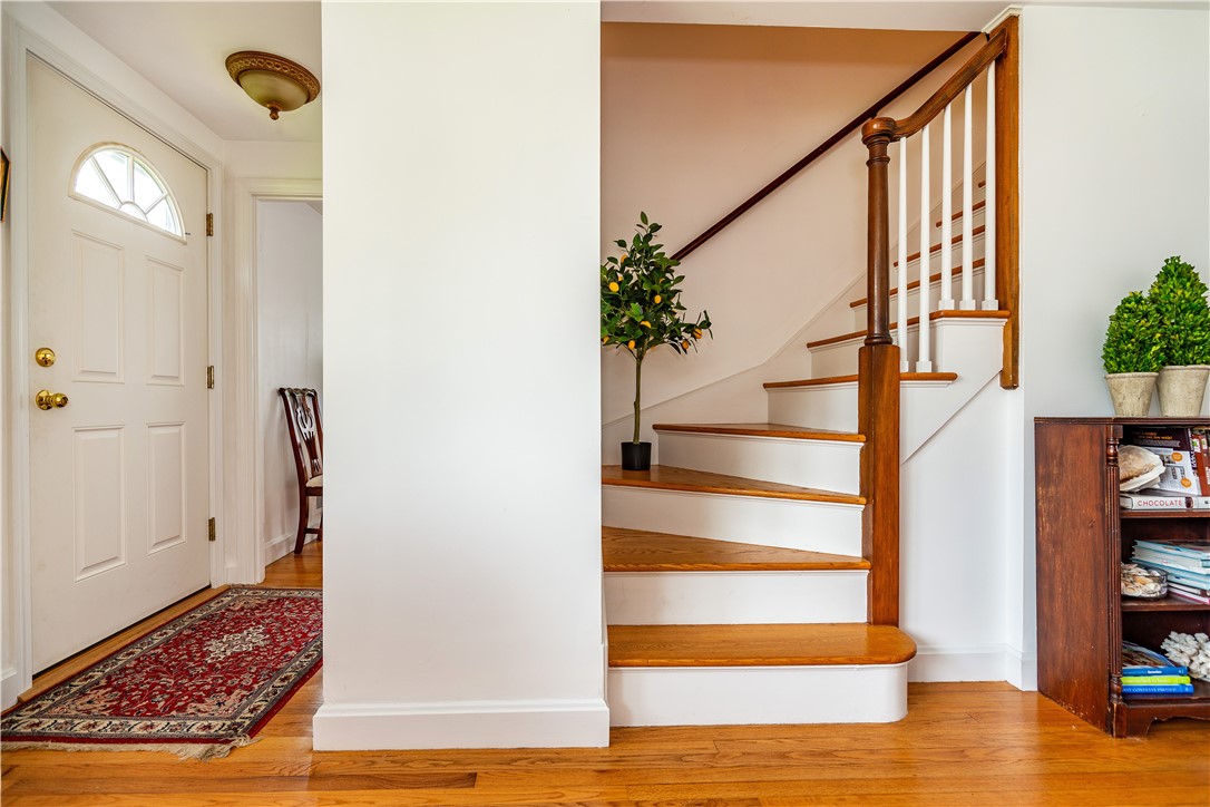 Warwick, Rhode Island 02888, United States, 3 Bedrooms Bedrooms, ,1 BathroomBathrooms,Residential,Pending,186205