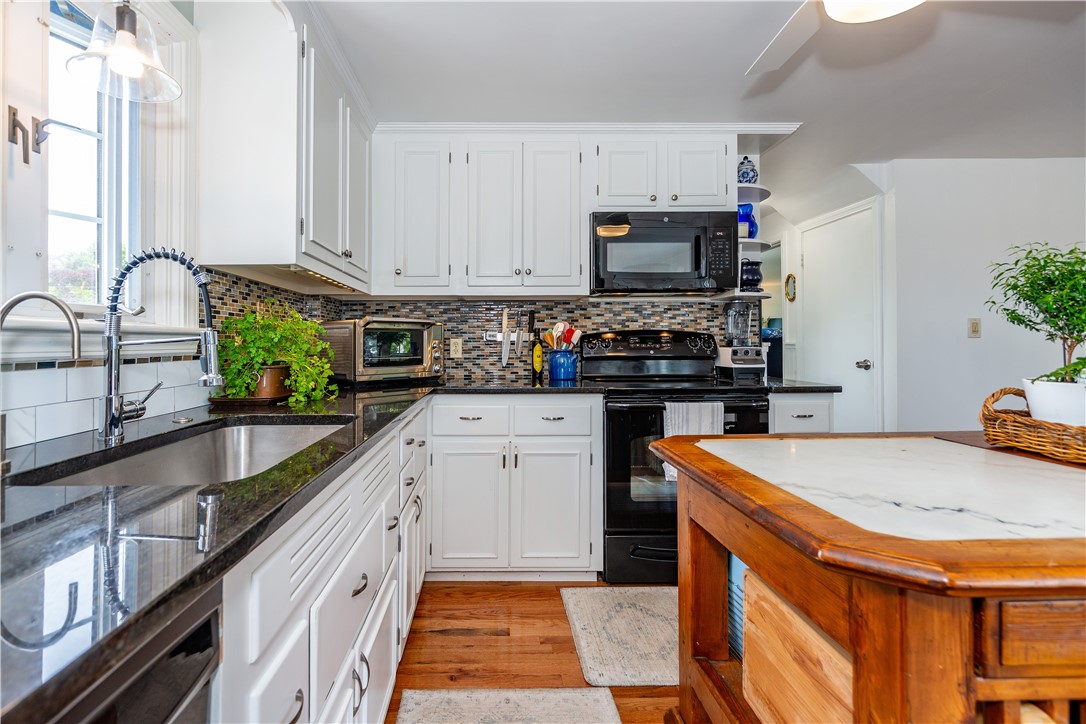 Warwick, Rhode Island 02888, United States, 3 Bedrooms Bedrooms, ,1 BathroomBathrooms,Residential,Pending,186205