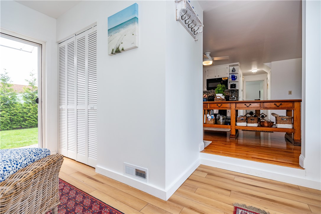 Warwick, Rhode Island 02888, United States, 3 Bedrooms Bedrooms, ,1 BathroomBathrooms,Residential,Pending,186205