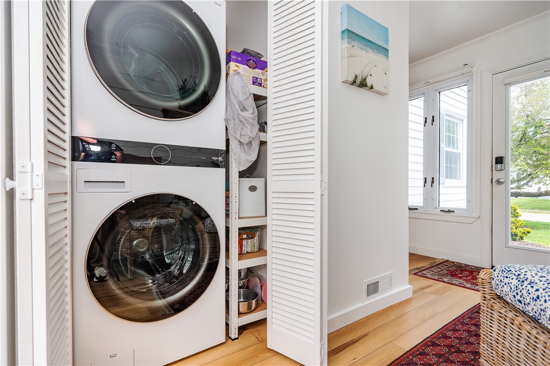 Warwick, Rhode Island 02888, United States, 3 Bedrooms Bedrooms, ,1 BathroomBathrooms,Residential,Pending,186205