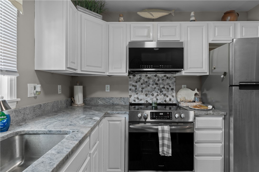 Newport, Rhode Island 02840, United States, 3 Bedrooms Bedrooms, ,3 BathroomsBathrooms,Residential,Active,185848