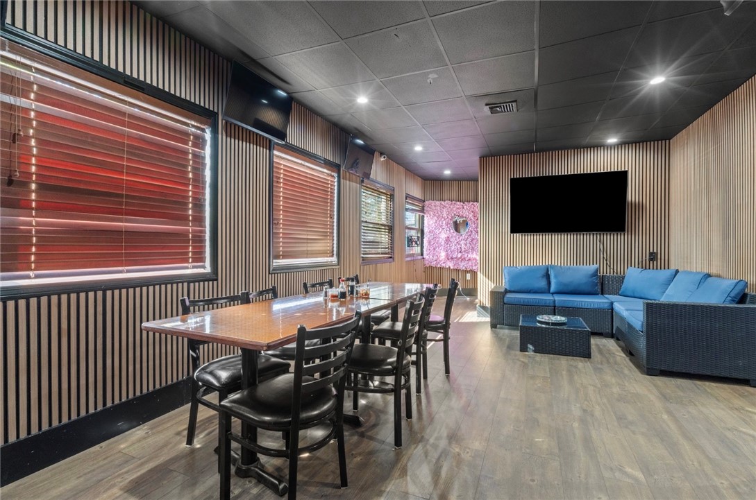 376 Bullocks Point Avenue