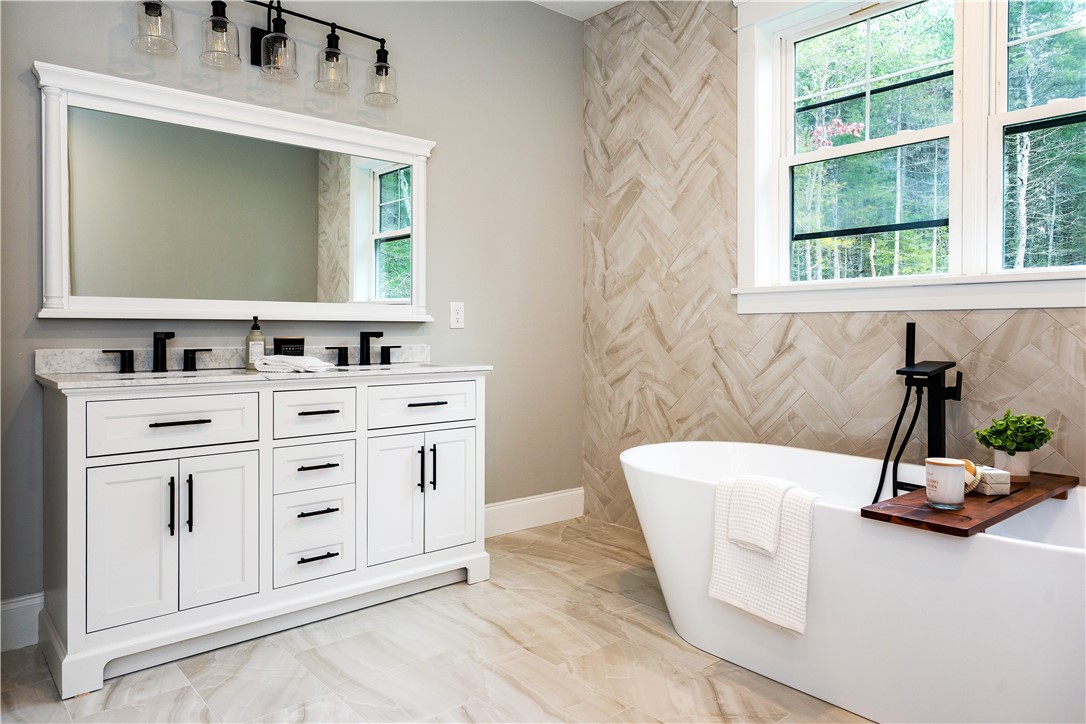 Charlestown, Rhode Island 02813, United States, 3 Bedrooms Bedrooms, ,3 BathroomsBathrooms,Residential,Pending,252248