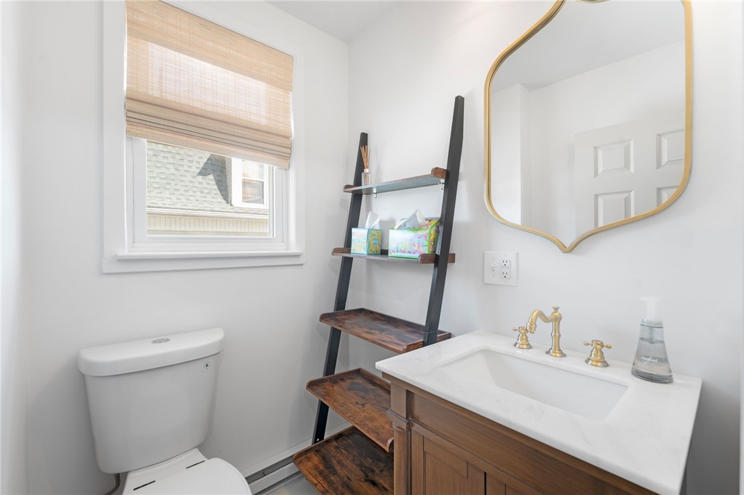 Lincoln, Rhode Island 02802, United States, 3 Bedrooms Bedrooms, ,2 BathroomsBathrooms,Residential,Active,200234