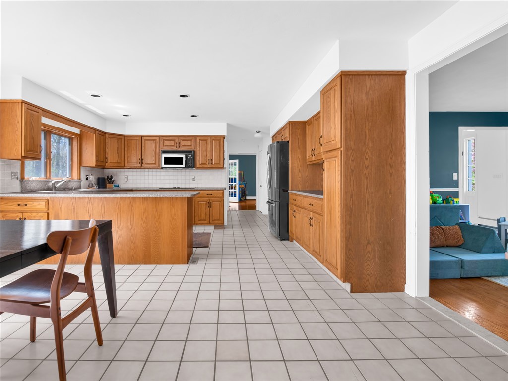Warwick, Rhode Island, 02886, United States, 4 Bedrooms Bedrooms, ,3 BathroomsBathrooms,Residential,Active,2044602