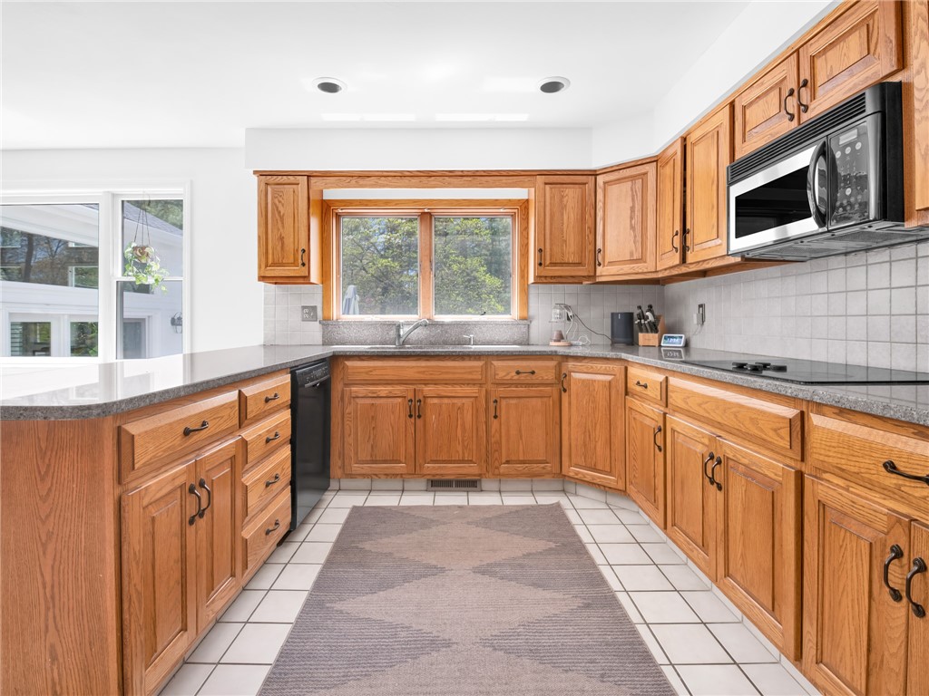 Warwick, Rhode Island, 02886, United States, 4 Bedrooms Bedrooms, ,3 BathroomsBathrooms,Residential,Active,2044602