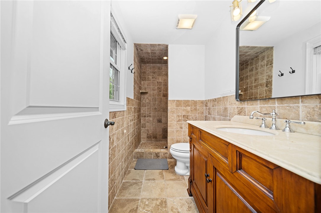 East Greenwich, Rhode Island 02818, United States, 3 Bedrooms Bedrooms, ,3 BathroomsBathrooms,Residential,Pending,122412