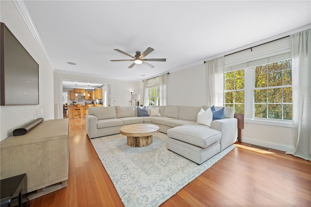 East Greenwich, Rhode Island 02818, United States, 3 Bedrooms Bedrooms, ,3 BathroomsBathrooms,Residential,Pending,122412