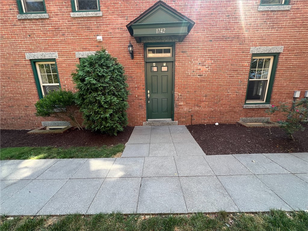 1742 Lonsdale Avenue 5