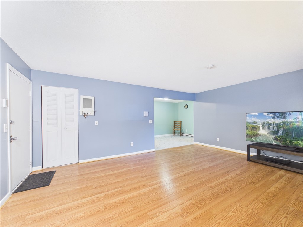 1560 DOUGLAS Avenue B19