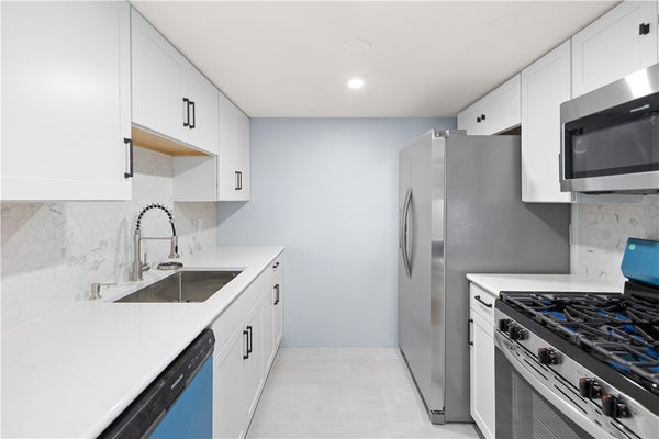 1143 HARTFORD AVE APT 4C, JOHNSTON, RI 02919 - Image ef2ad81ef5e8e2d090e3b7b356b4c1a3/1399442386