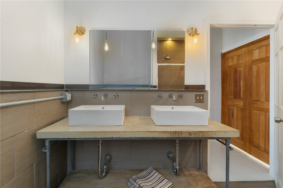 Central Falls, Rhode Island 02863, United States, 1 Bedroom Bedrooms, ,2 BathroomsBathrooms,Residential,Pending,26117