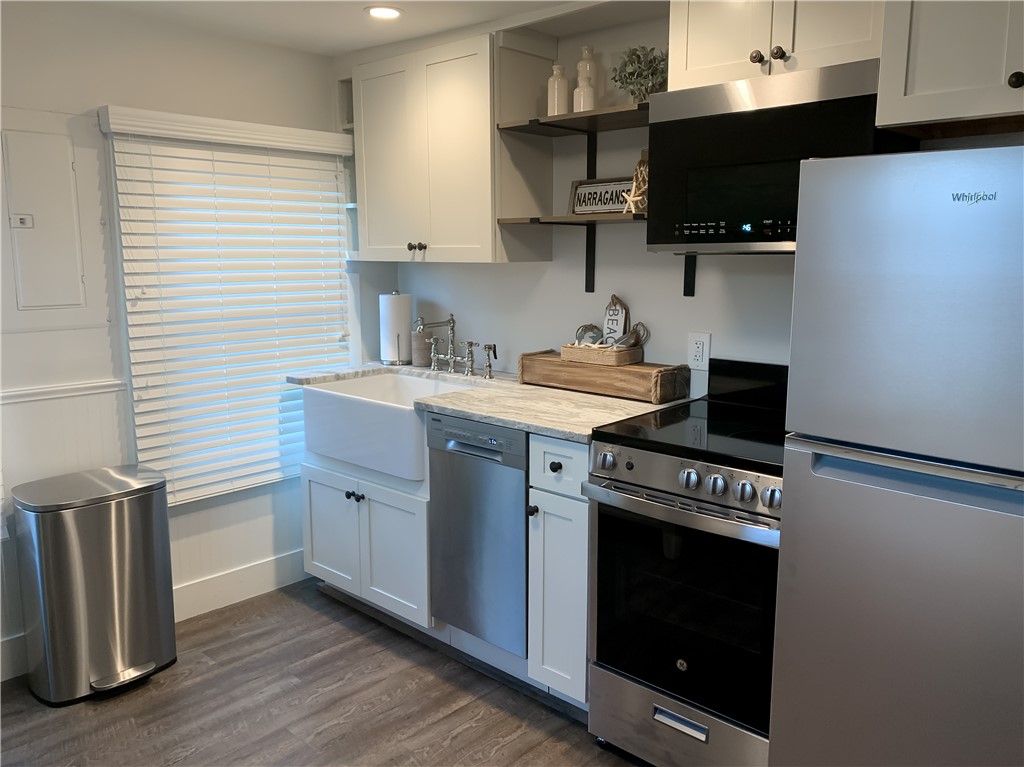 Narragansett, Rhode Island 02882, United States, 4 Bedrooms Bedrooms, ,2 BathroomsBathrooms,Residential,Active,89123