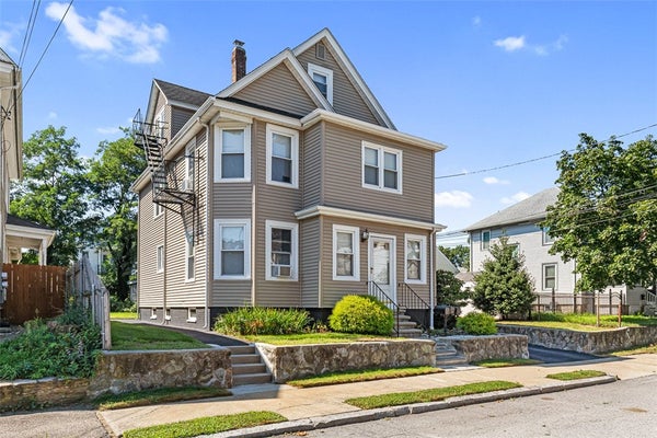 82 CHESTNUT AVE, CRANSTON, RI 02910 - Image f08e47e71dbfb487172df65ea30f18b5/3374533477