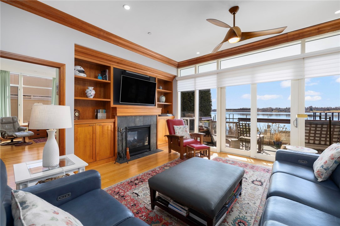 341 Thames Street S-104