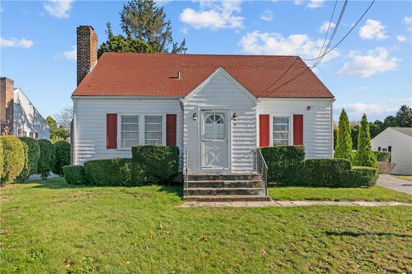 74 VALLEY RD, MIDDLETOWN, RI 02842 - Image f3b380aa9da92bd31db3045d1a079e1a/1513460687