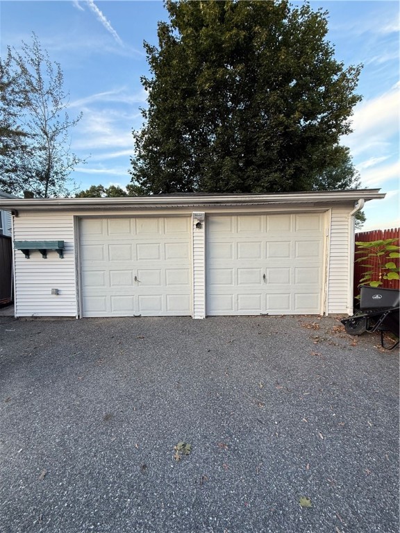 Warwick, Rhode Island 02888, United States, 3 Bedrooms Bedrooms, ,2 BathroomsBathrooms,Residential,Active,194437