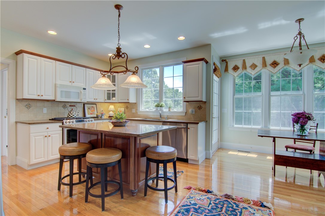 East Greenwich, Rhode Island 02818, United States, 4 Bedrooms Bedrooms, ,3 BathroomsBathrooms,Residential,Active,87317