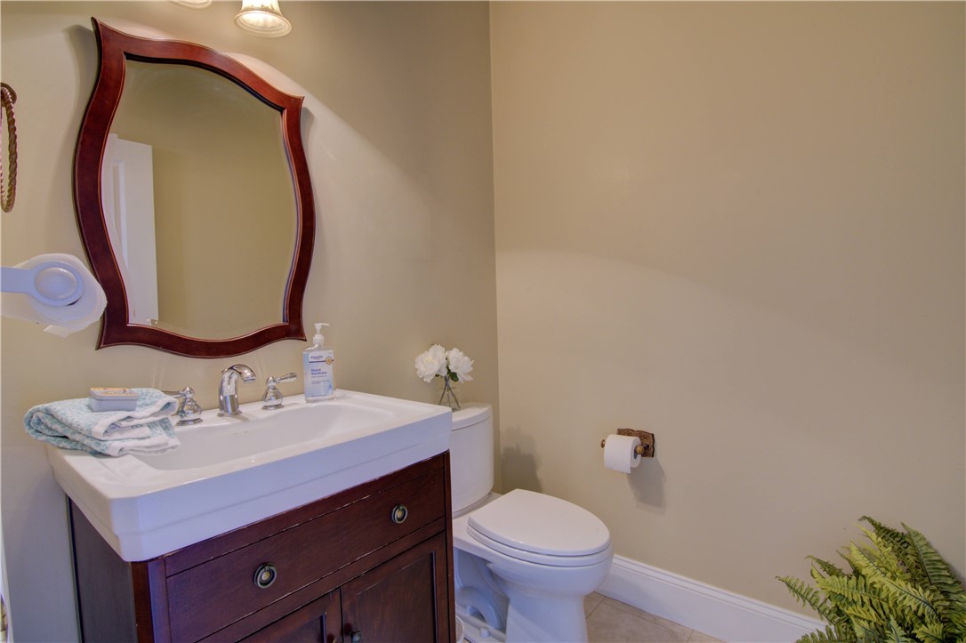 East Greenwich, Rhode Island 02818, United States, 4 Bedrooms Bedrooms, ,3 BathroomsBathrooms,Residential,Active,87317