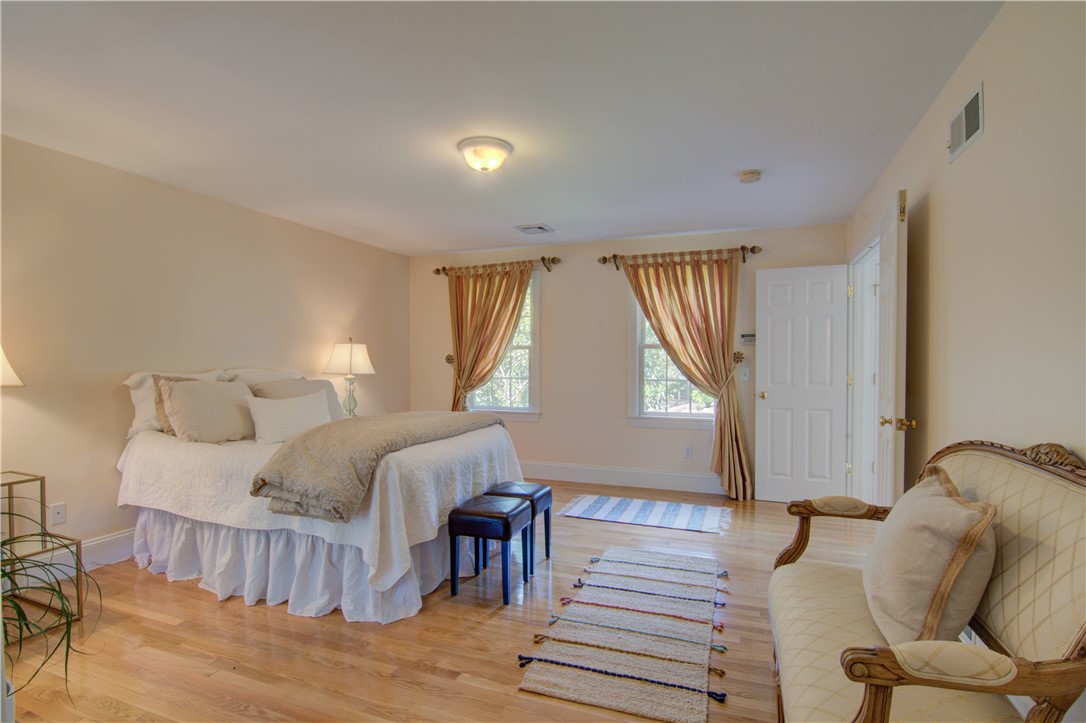 East Greenwich, Rhode Island 02818, United States, 4 Bedrooms Bedrooms, ,3 BathroomsBathrooms,Residential,Active,87317