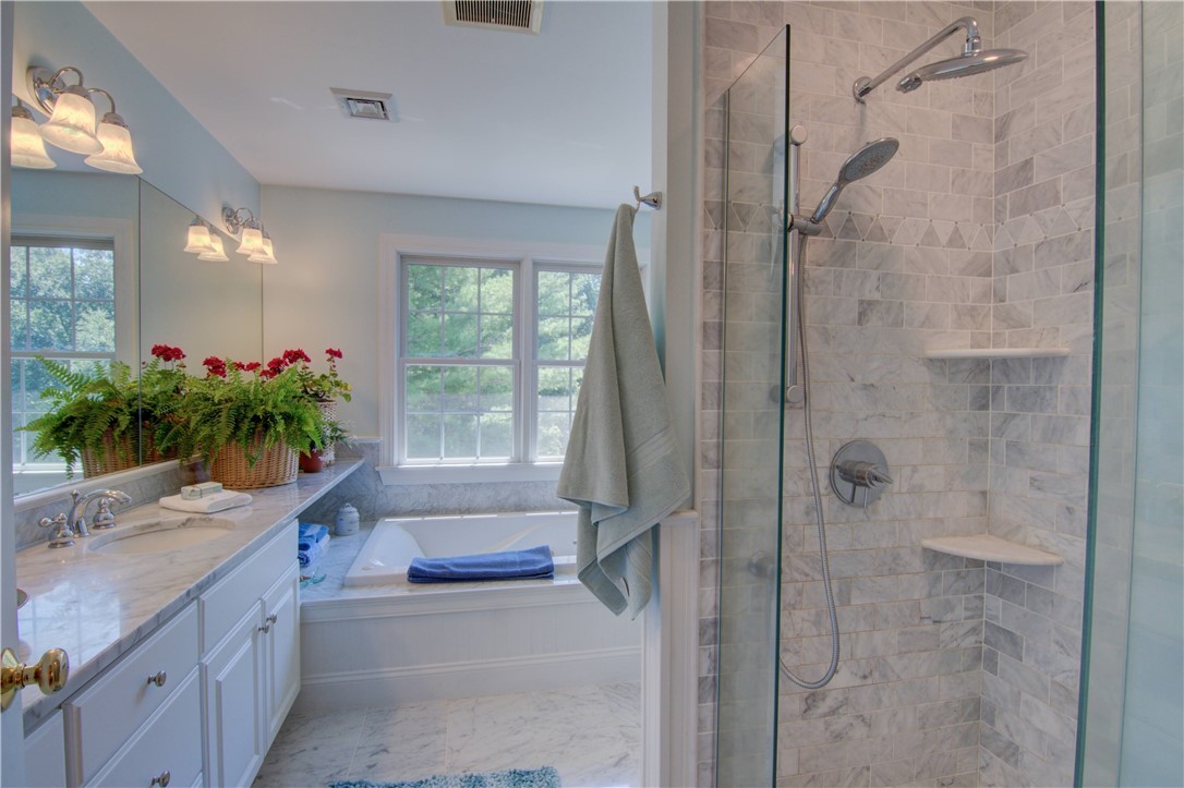 East Greenwich, Rhode Island 02818, United States, 4 Bedrooms Bedrooms, ,3 BathroomsBathrooms,Residential,Active,87317