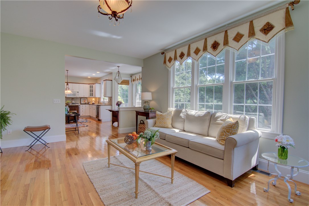 East Greenwich, Rhode Island 02818, United States, 4 Bedrooms Bedrooms, ,3 BathroomsBathrooms,Residential,Active,87317