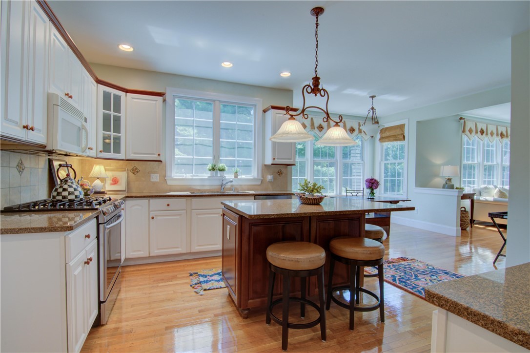 East Greenwich, Rhode Island 02818, United States, 4 Bedrooms Bedrooms, ,3 BathroomsBathrooms,Residential,Active,87317