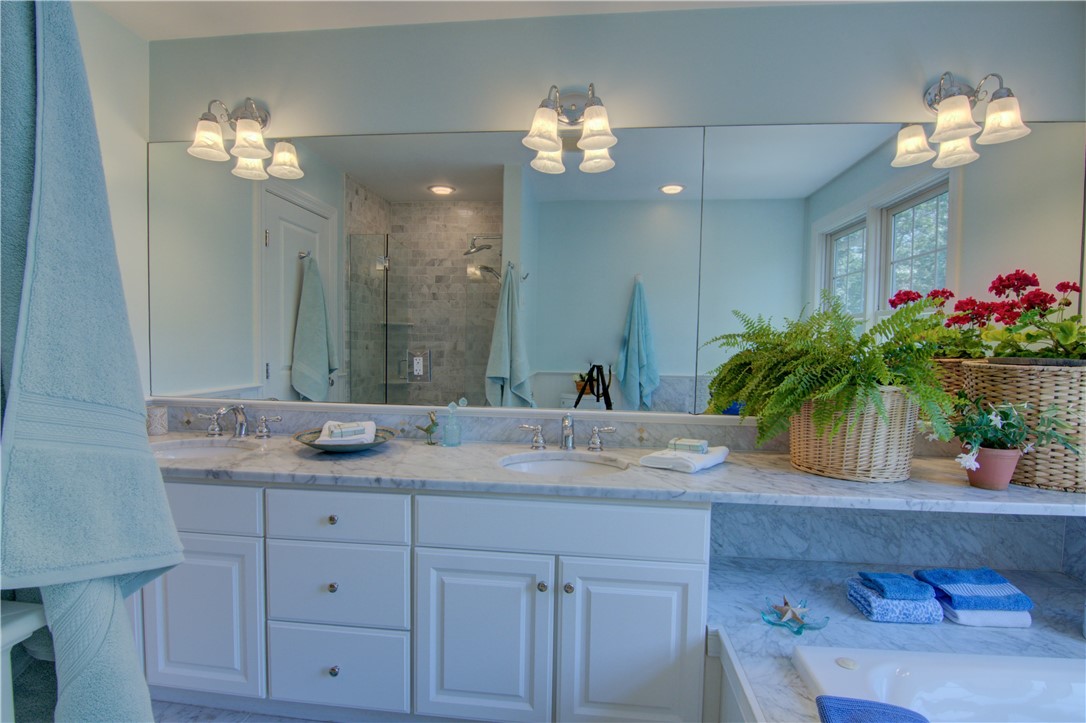 East Greenwich, Rhode Island 02818, United States, 4 Bedrooms Bedrooms, ,3 BathroomsBathrooms,Residential,Active,87317