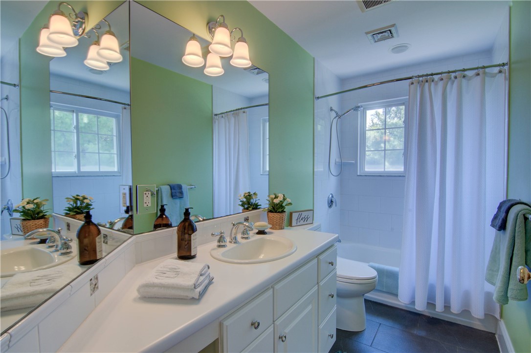 East Greenwich, Rhode Island 02818, United States, 4 Bedrooms Bedrooms, ,3 BathroomsBathrooms,Residential,Active,87317