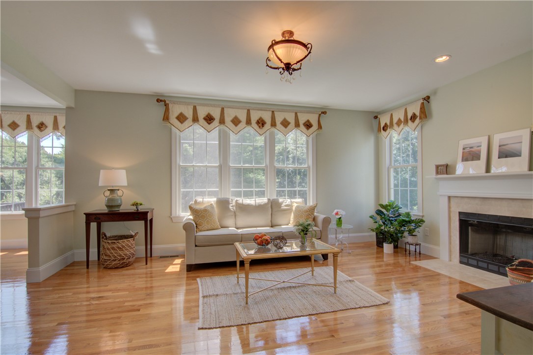 East Greenwich, Rhode Island 02818, United States, 4 Bedrooms Bedrooms, ,3 BathroomsBathrooms,Residential,Active,87317