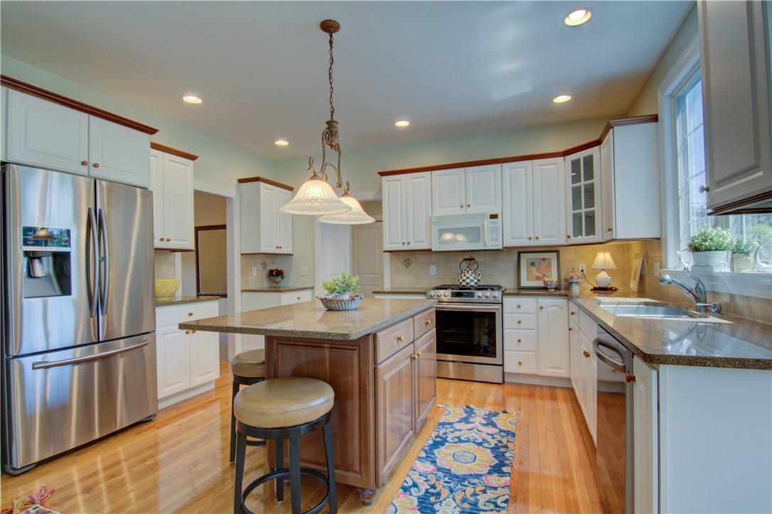 East Greenwich, Rhode Island 02818, United States, 4 Bedrooms Bedrooms, ,3 BathroomsBathrooms,Residential,Active,87317