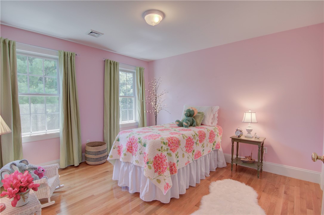 East Greenwich, Rhode Island 02818, United States, 4 Bedrooms Bedrooms, ,3 BathroomsBathrooms,Residential,Active,87317