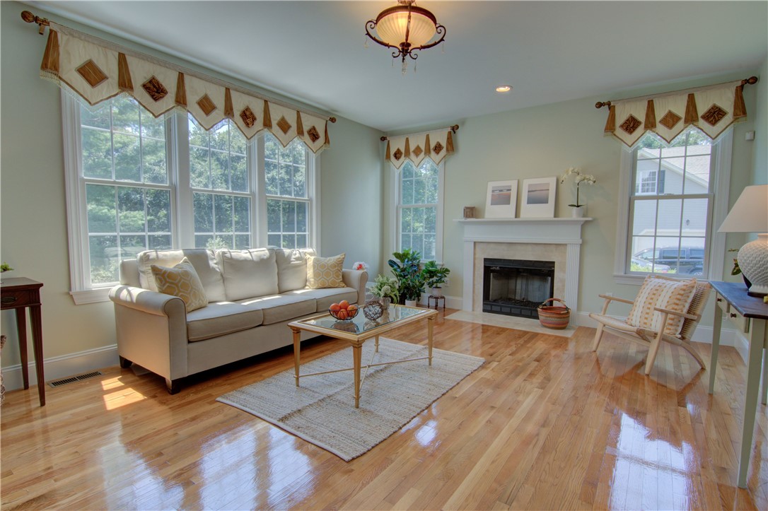 East Greenwich, Rhode Island 02818, United States, 4 Bedrooms Bedrooms, ,3 BathroomsBathrooms,Residential,Active,87317