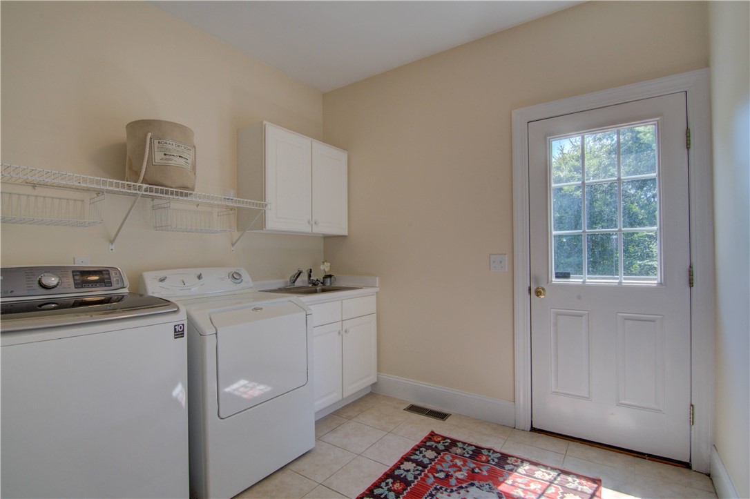 East Greenwich, Rhode Island 02818, United States, 4 Bedrooms Bedrooms, ,3 BathroomsBathrooms,Residential,Active,87317