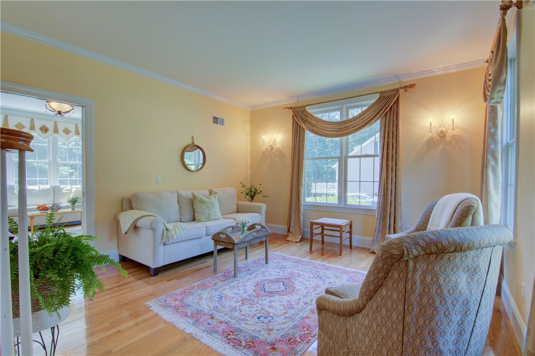 East Greenwich, Rhode Island 02818, United States, 4 Bedrooms Bedrooms, ,3 BathroomsBathrooms,Residential,Active,87317