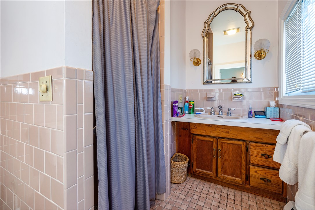 East Greenwich, Rhode Island 02818, United States, 4 Bedrooms Bedrooms, ,2 BathroomsBathrooms,Residential,Pending,111923