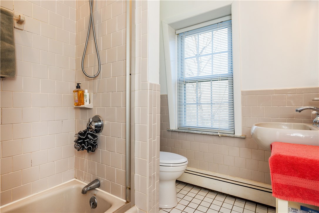 East Greenwich, Rhode Island 02818, United States, 4 Bedrooms Bedrooms, ,2 BathroomsBathrooms,Residential,Pending,111923