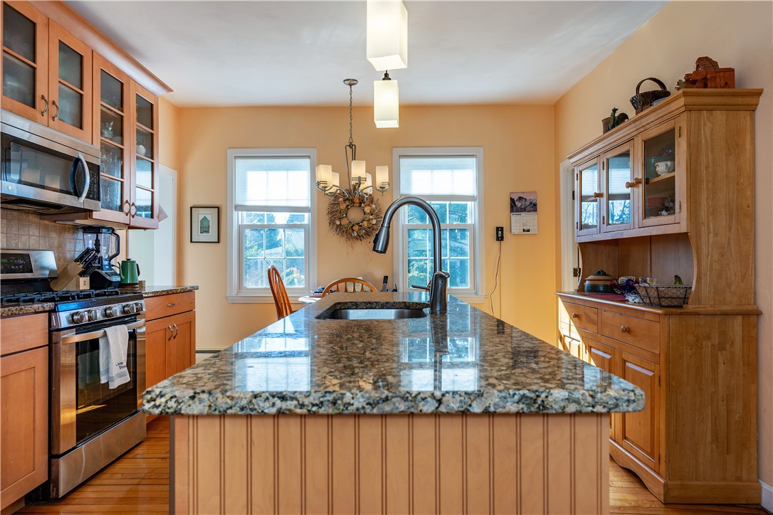 East Greenwich, Rhode Island 02818, United States, 4 Bedrooms Bedrooms, ,2 BathroomsBathrooms,Residential,Pending,111923