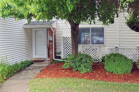 Condominium in Warwick RI 914 Stratford Lane.jpg