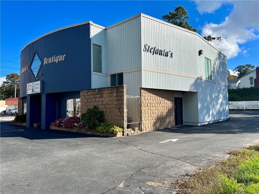 892 Oaklawn Avenue 892