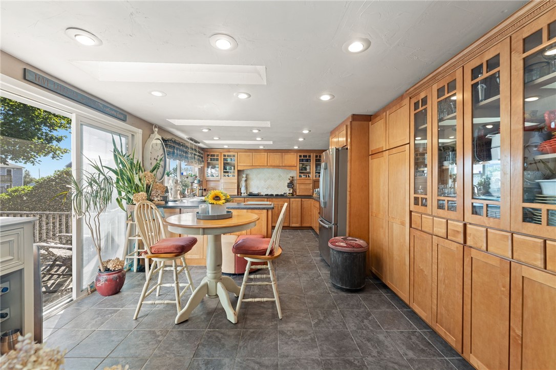 South Kingstown, Rhode Island 02879, United States, 3 Bedrooms Bedrooms, ,3 BathroomsBathrooms,Residential,Pending,216065