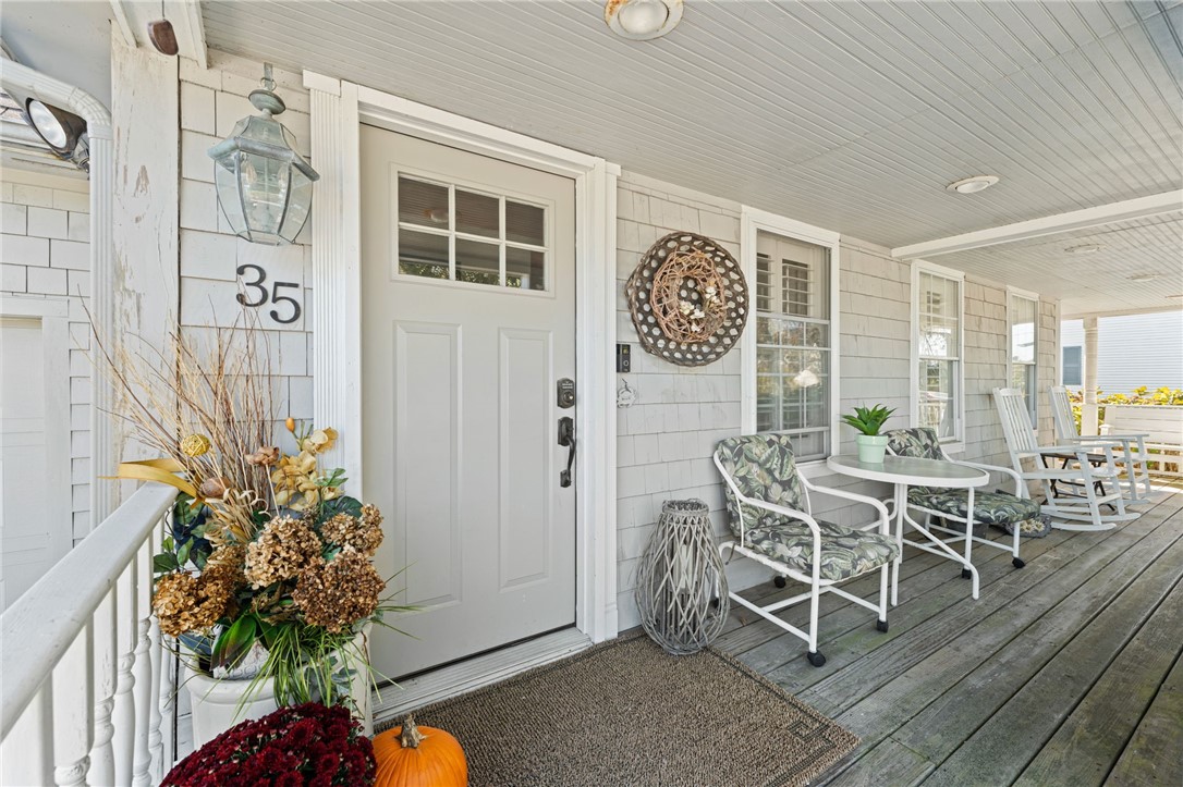 South Kingstown, Rhode Island 02879, United States, 3 Bedrooms Bedrooms, ,3 BathroomsBathrooms,Residential,Pending,216065