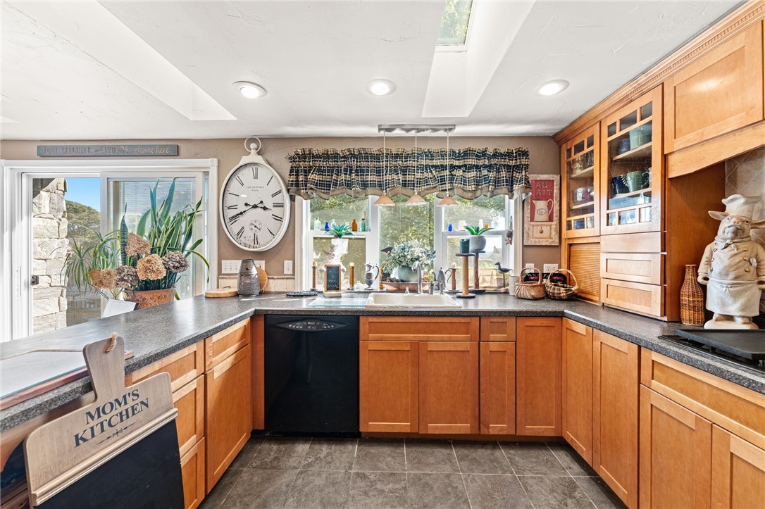 South Kingstown, Rhode Island 02879, United States, 3 Bedrooms Bedrooms, ,3 BathroomsBathrooms,Residential,Pending,216065