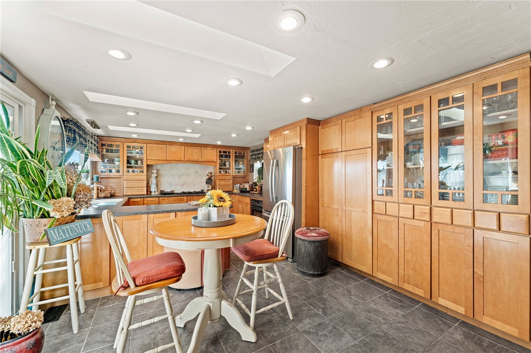 South Kingstown, Rhode Island 02879, United States, 3 Bedrooms Bedrooms, ,3 BathroomsBathrooms,Residential,Pending,216065