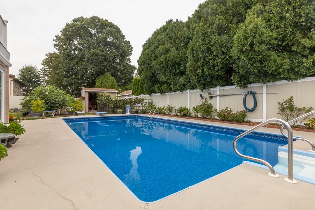 33 Carriage Way