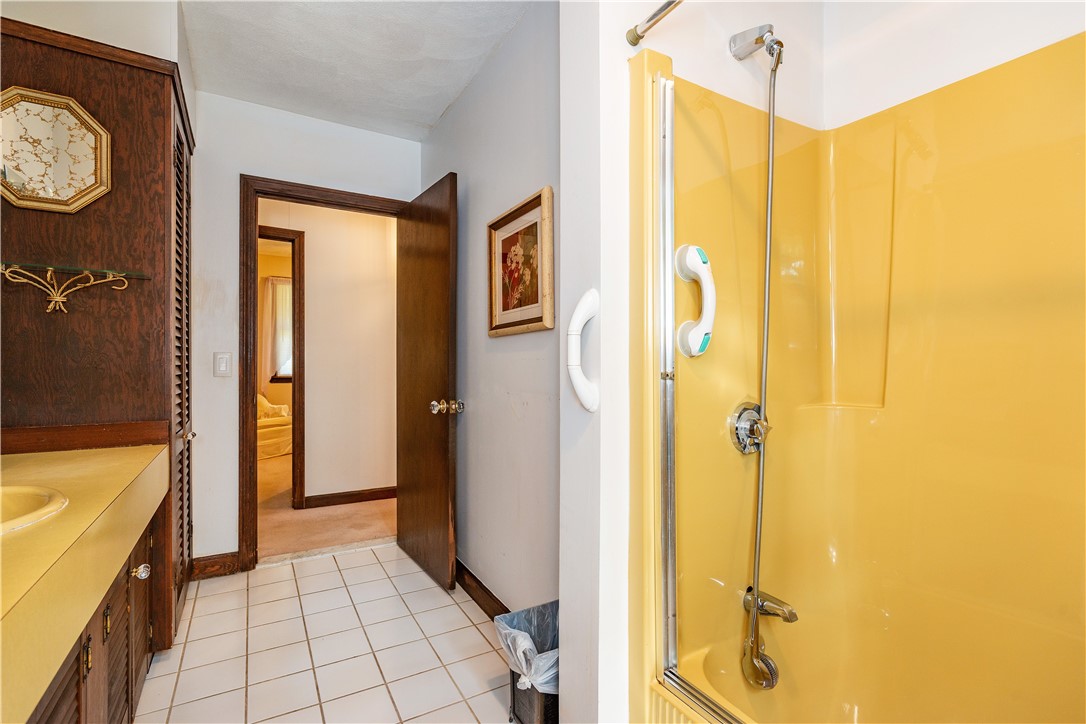 East Greenwich, Rhode Island 02818, United States, 3 Bedrooms Bedrooms, ,2 BathroomsBathrooms,Residential,Active,182940