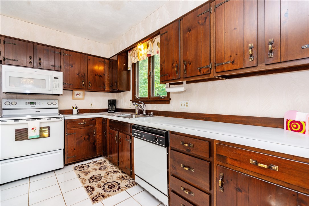 East Greenwich, Rhode Island 02818, United States, 3 Bedrooms Bedrooms, ,2 BathroomsBathrooms,Residential,Active,182940